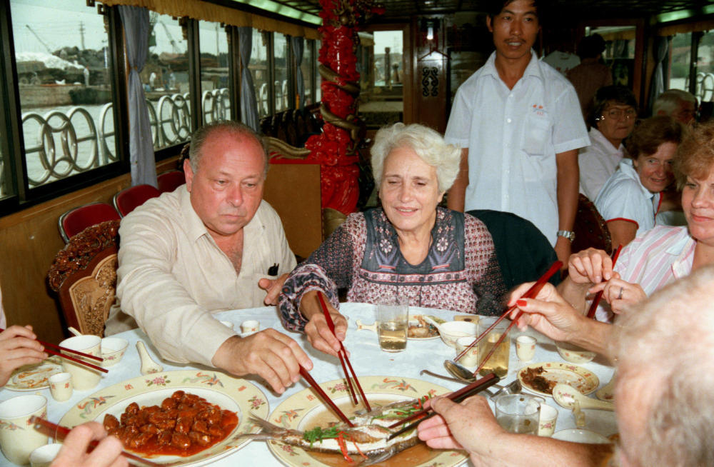 1985年，在江苏无锡大运河段上，外国游客在游船上品尝太湖船菜。太湖船菜的菜肴都是太湖盛产的鱼蟹河鲜，味美可口，别具一格。