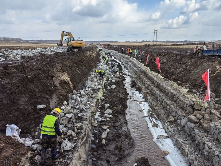 3月20日，在吉林省榆树市黑林镇豆坊村高标准农田建设现场，工人们在修缮排水沟渠。新华社记者 薛钦峰 摄