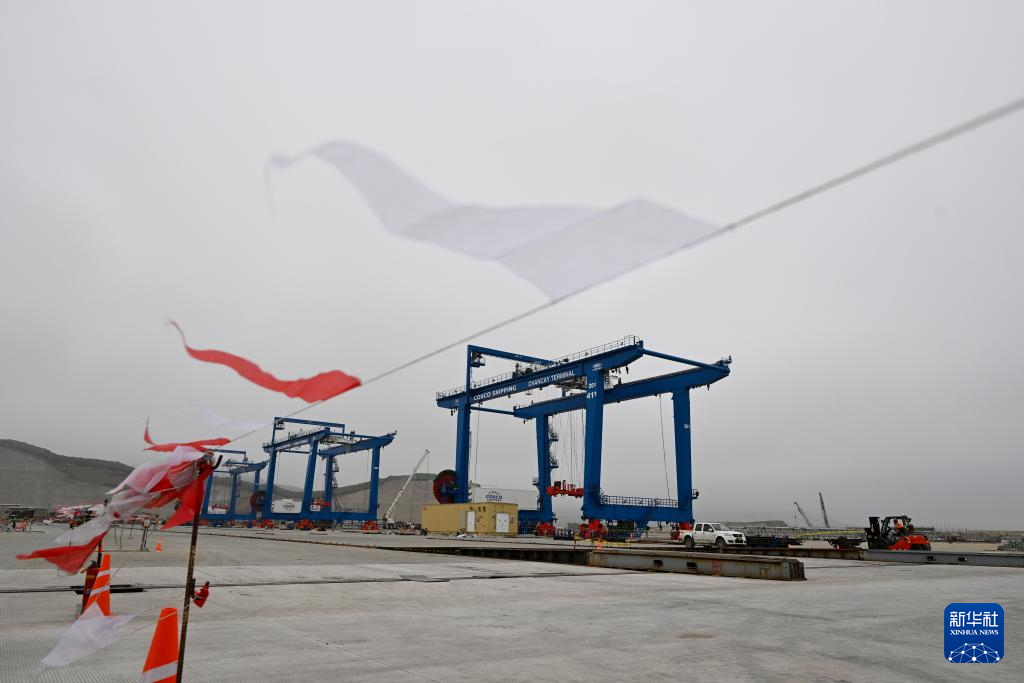 这是6月21日在秘鲁钱凯港拍摄的码头操作区。 新华社记者 李木子 摄