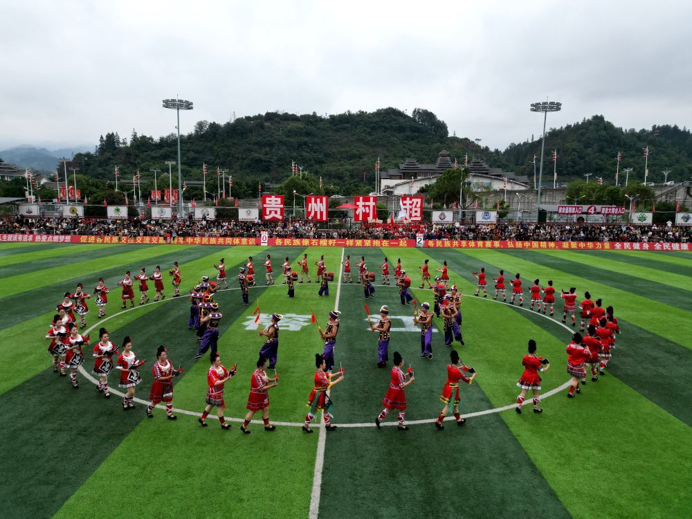 5月2日，贵州省黔东南苗族侗族自治州榕江县“村超”球场，一支民族表演队在比赛间隙表演（无人机照片）。新华社发（王炳真 摄）