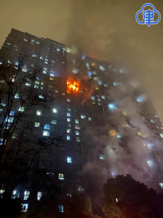 王先生跑出来后身上沾满了黑色烟灰