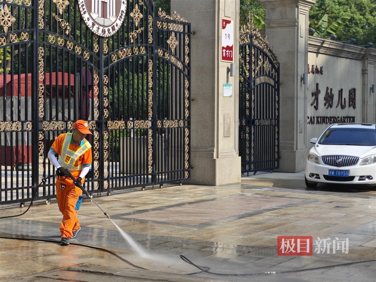 育才幼儿园门前清洗作业.jpg