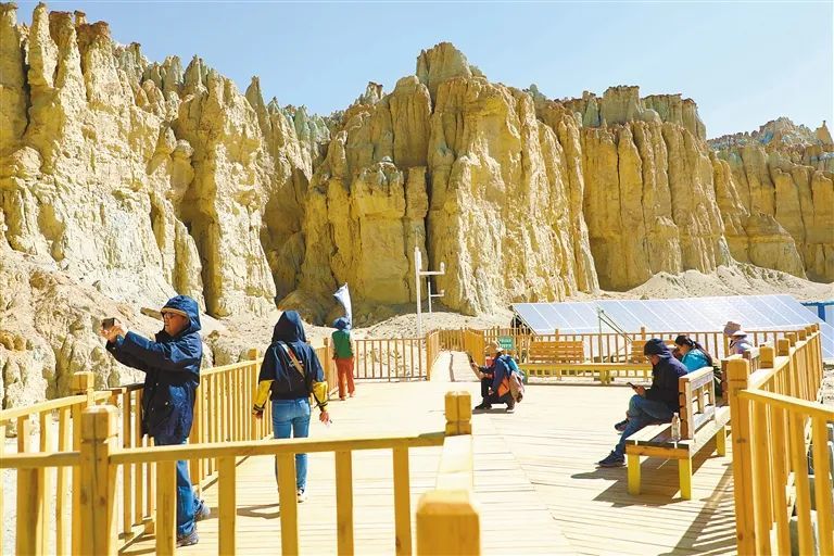 在河北省援建的札达县香孜乡旅游小镇，游客在霞义沟土林景区观光。记者 永青 摄