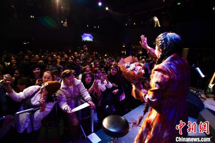 2024年1月，维吾尔族歌唱家赛努拜尔在北京演出，与现场观众互动。(“战马时代”供图)