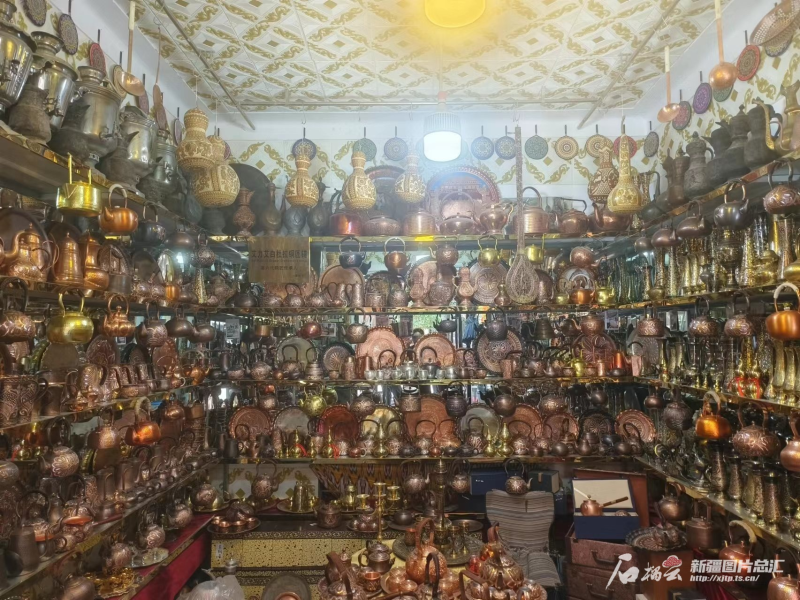 阿卜杜热伊木·艾力铜器店里的手工铜器。石榴云/新疆日报记者 王新红摄