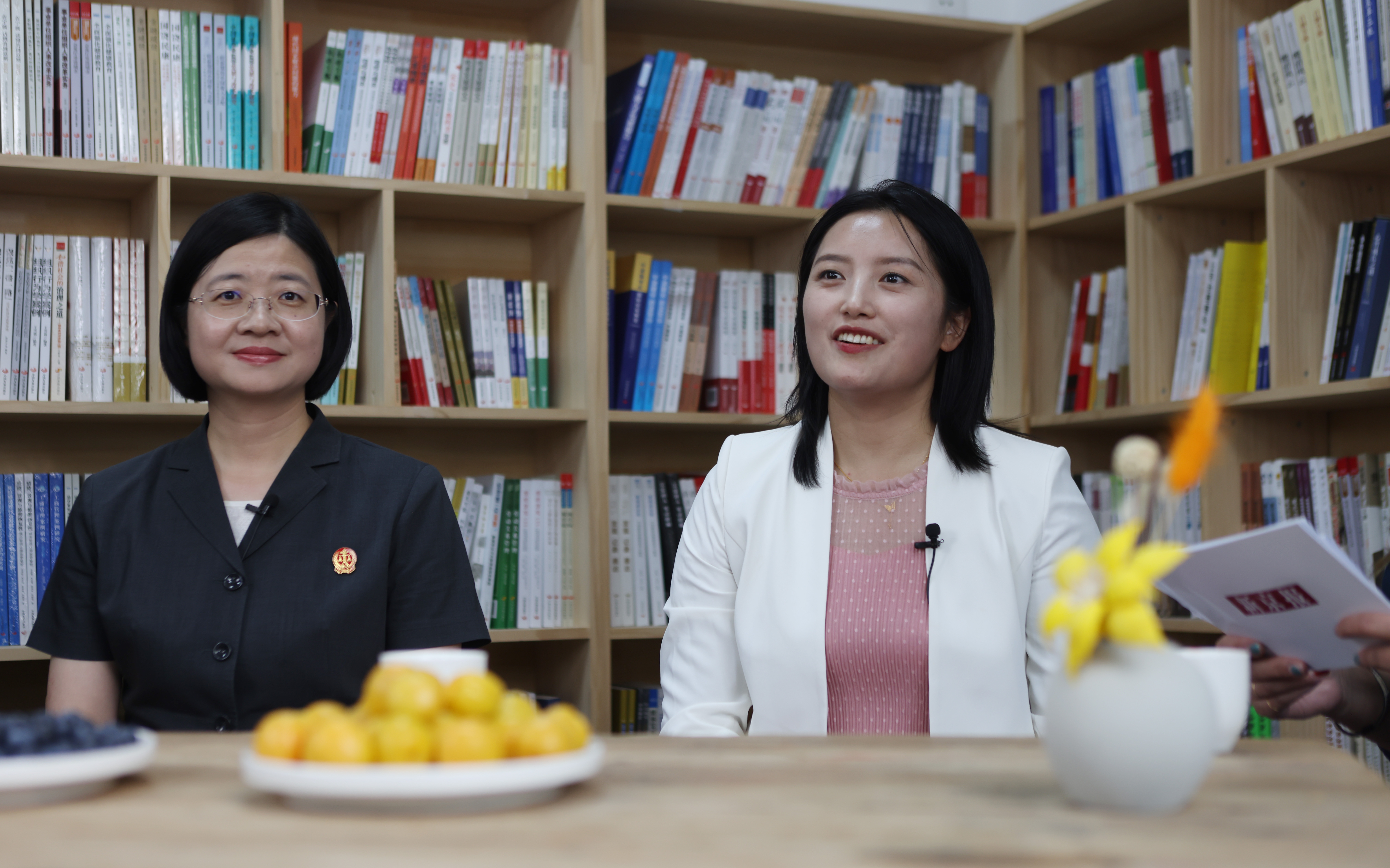 腾讯未成年人保护营地家庭教育专家梁玲玲（右）。 新京报记者李木易 摄