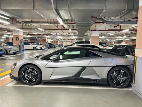 比亚迪百万超跑!银色版仰望U9实车地库曝光:超大尾翼着实吸睛