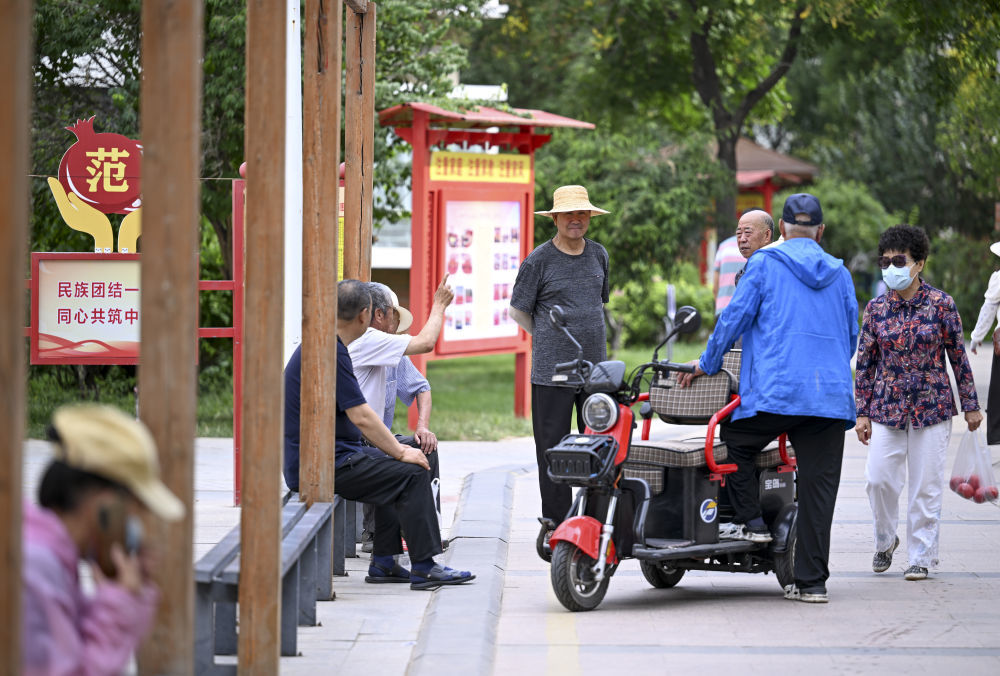 6月20日，长城花园社区的居民在休闲、聊天。