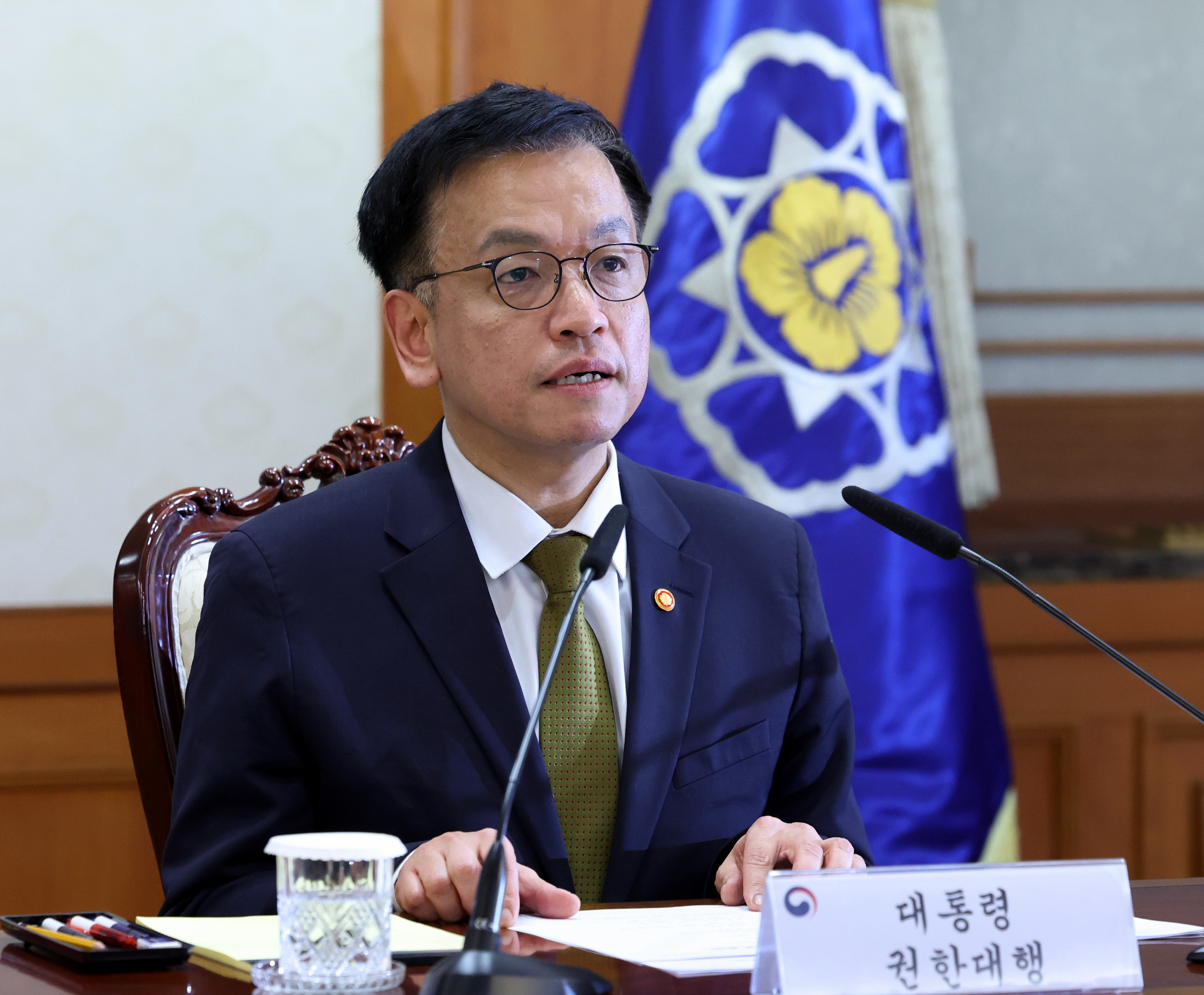 代总统的代总统”崔相穆能稳住韩国乱局吗？_凤凰网