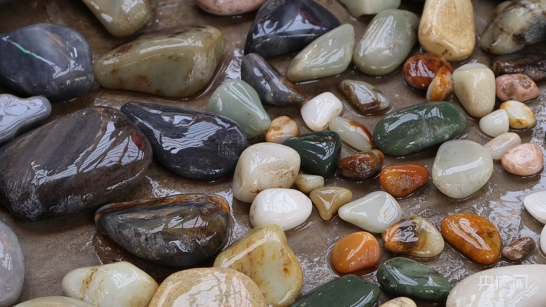 形态各异、色彩斑斓的玉石 （央广网发 娜迪热 摄）