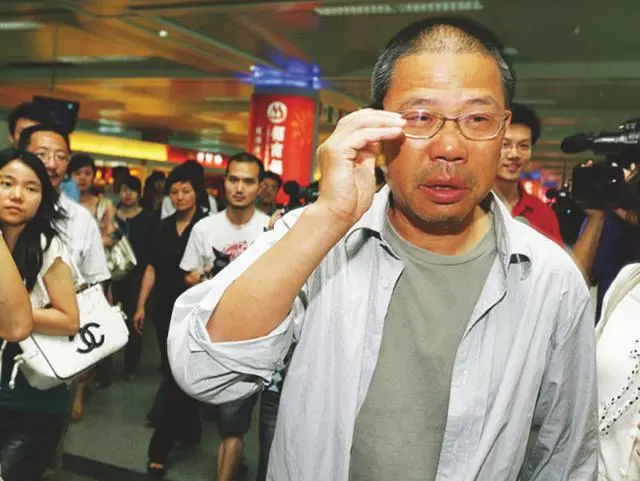 2008年5月23日回到杭州，钟睒睒在机场泪流满面