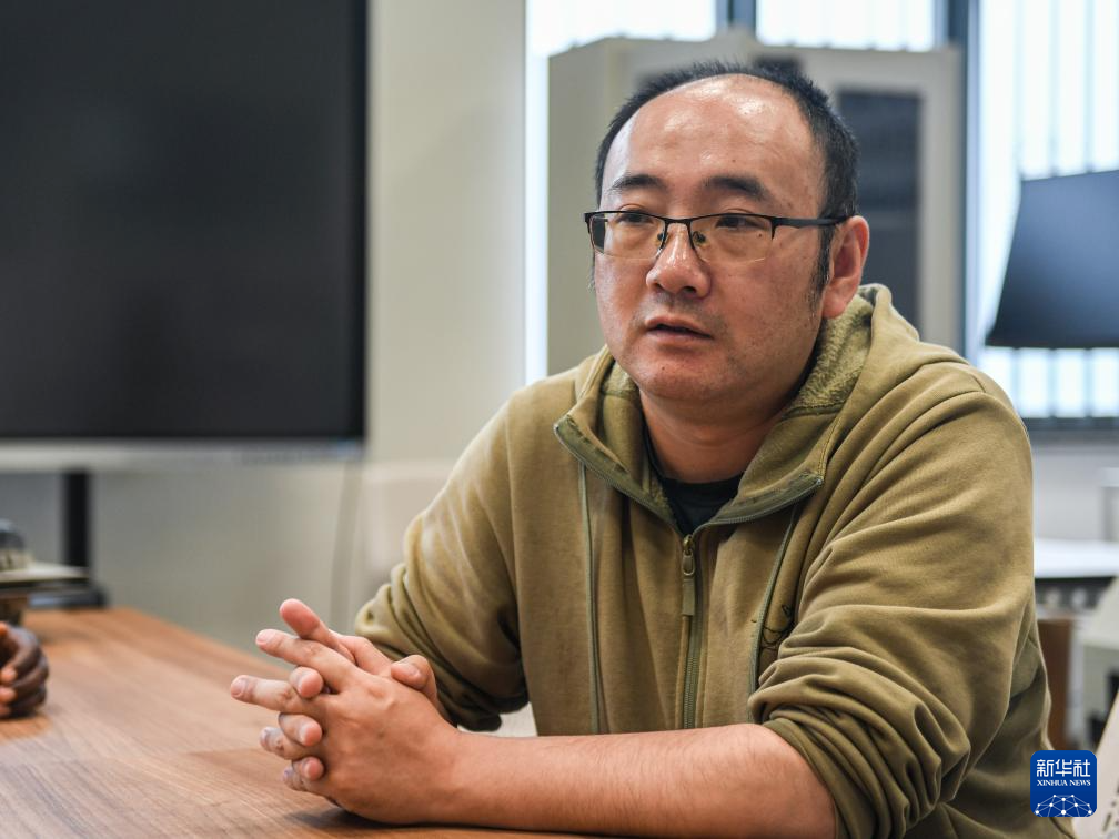 2月15日,在亚的斯亚贝巴的埃塞俄比亚联邦职业技术培训学院,鲁班工坊中方负责人江绛接受新华社采访