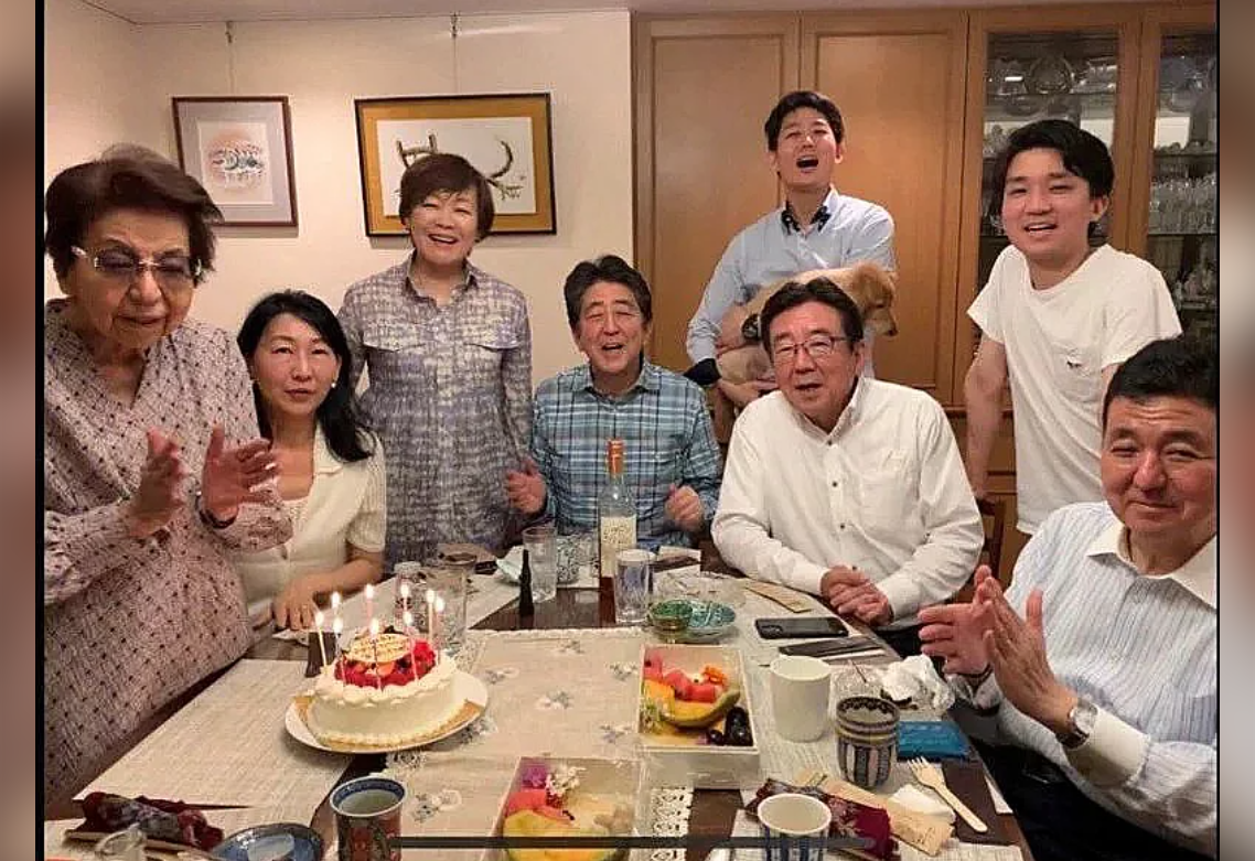 ▲安倍晋三(中)为母亲安倍洋子(左一)庆生