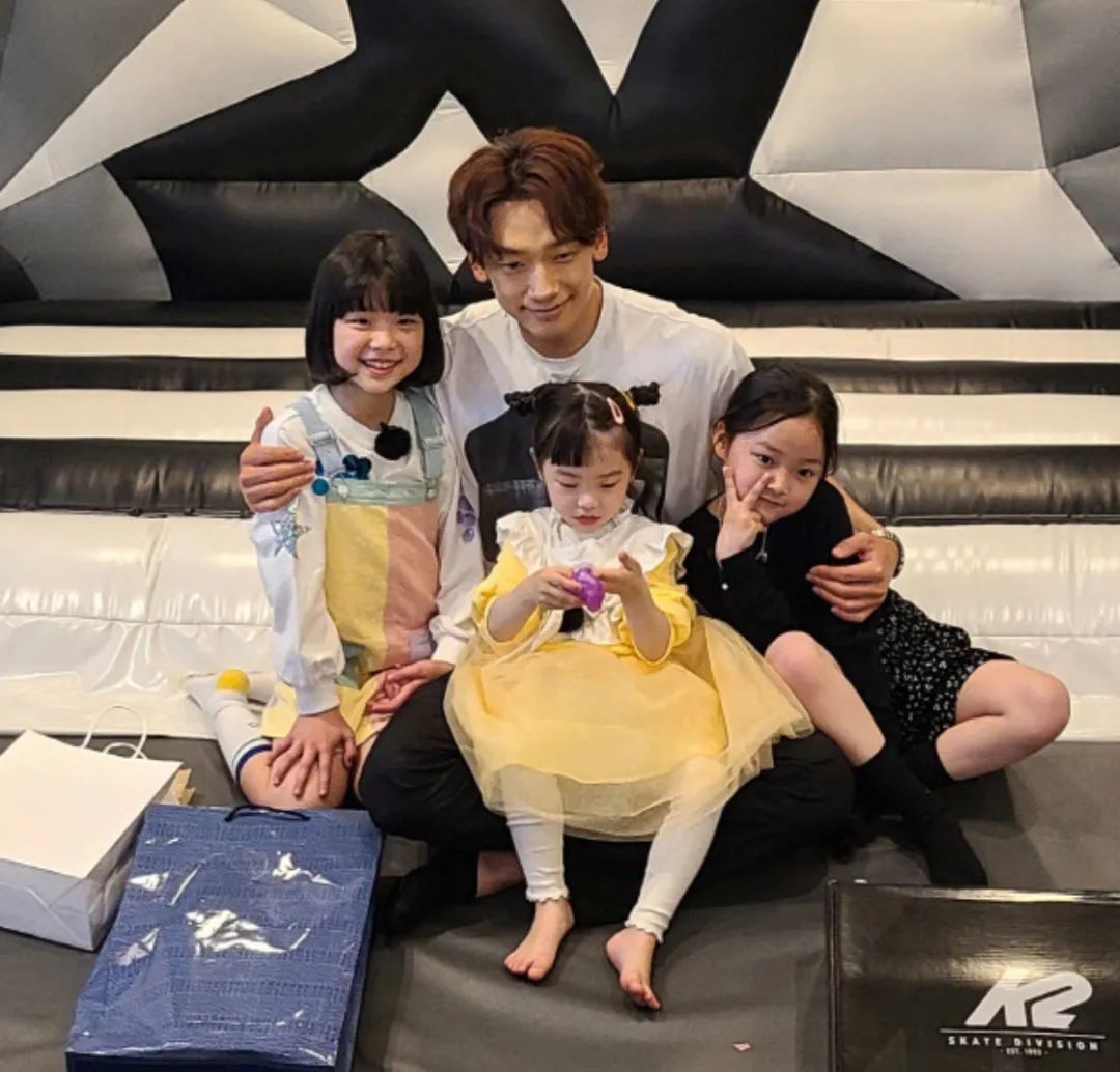 还记得表情包里的权律二吗？这是长残了？