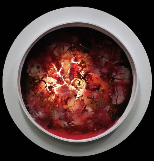 ▲ 吴路潮,《繁华一梦-虚境1》,棉线、胶、羊毛、针,直径50cm,2023