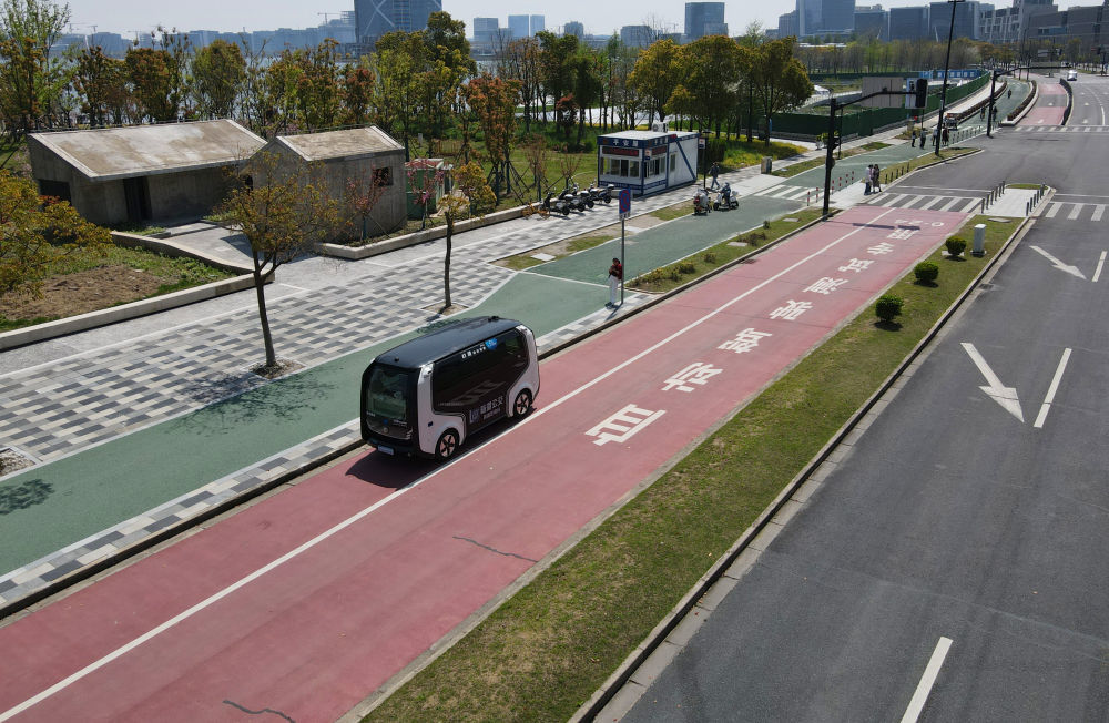 在中国（上海）自由贸易试验区临港新片区，一辆无人驾驶汽车行驶在自动驾驶测试专用路上（无人机照片，2024年4月9日摄）。