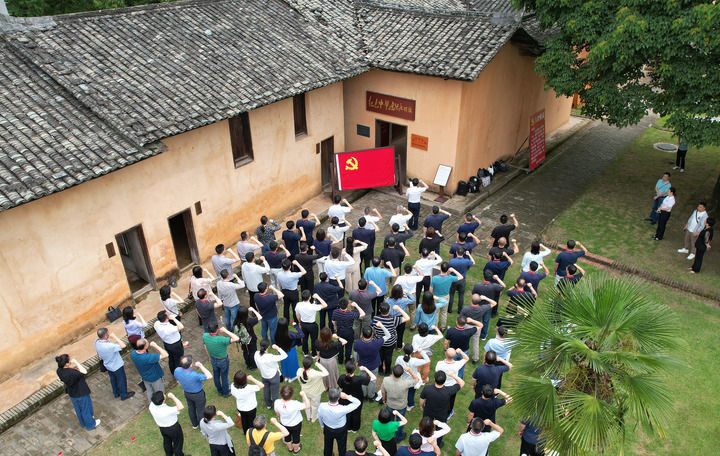 参观者在江西省瑞金市叶坪革命旧址参加活动（2024年5月30日摄，无人机照片）。新华社记者 万象 摄