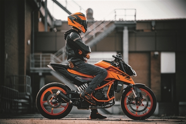 3万9千8!全新KTM 390 DUKE上市:单缸四冲程可弹射起步