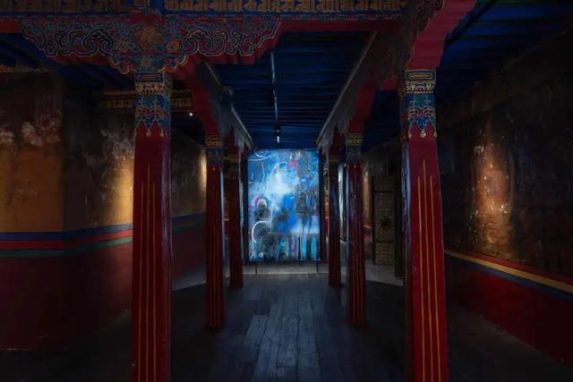 ▲ 作品《镜影之三》展于《西藏记忆:度母》背后,摄影:林半野 @AGENT PAY