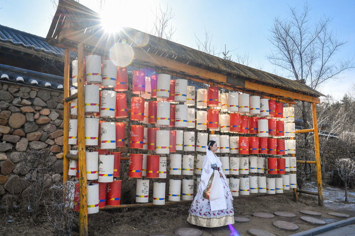 3月7日，在位于延吉市的中国朝鲜族民俗园，游客身穿朝鲜族传统服饰拍照留念。