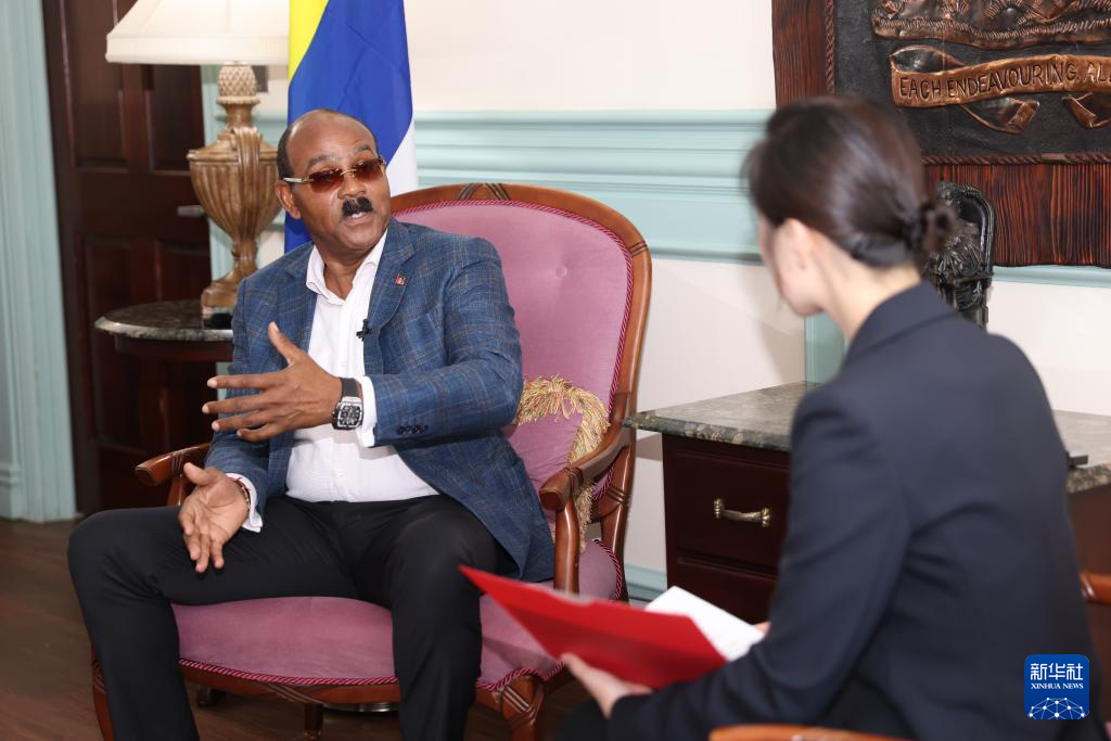 2月1日，安提瓜和巴布达总理布朗在该国首都圣约翰接受新华社记者独家专访。新华社记者 李梦馨 摄
