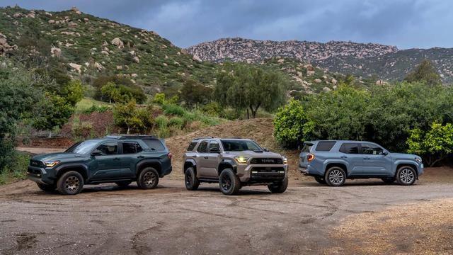 车身侧面采用了类似美式肌肉车的设计手法,包括独立后侧车窗与前倾式c