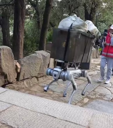 泰山景区回应机器狗载80斤重物爬山：用于清运垃圾，未来或能驮人