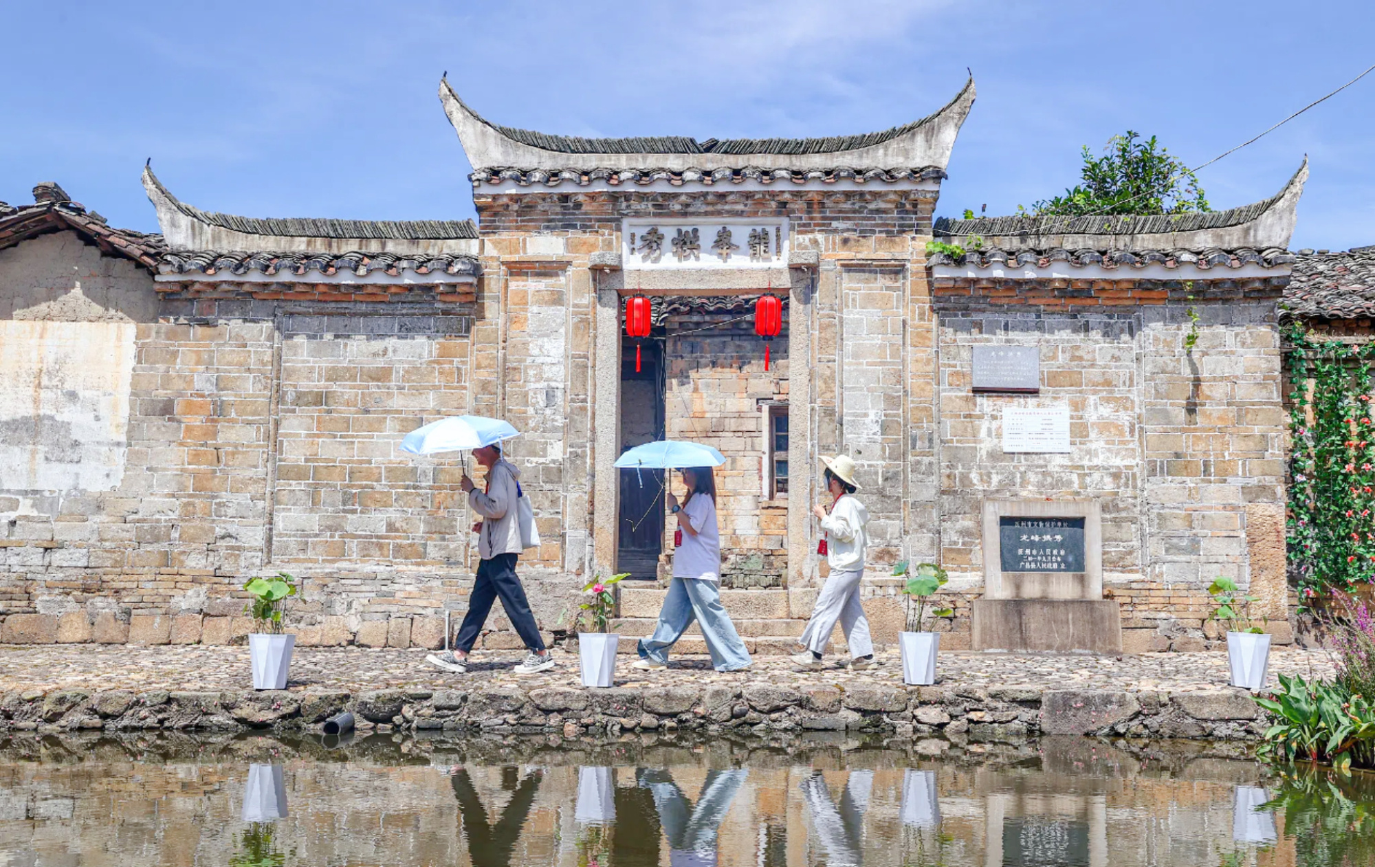 江西驿前古镇来自线上旅游平台的数据显示,今年暑期排名前30的热门