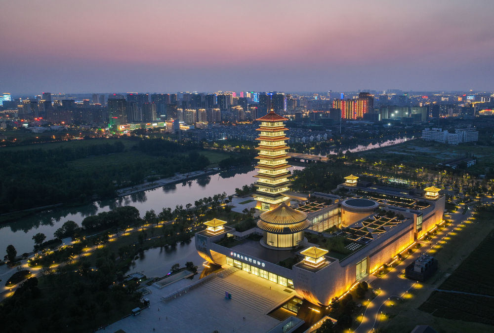 江苏扬州中国大运河博物馆和古运河相映成趣（2023年6月14日摄）。