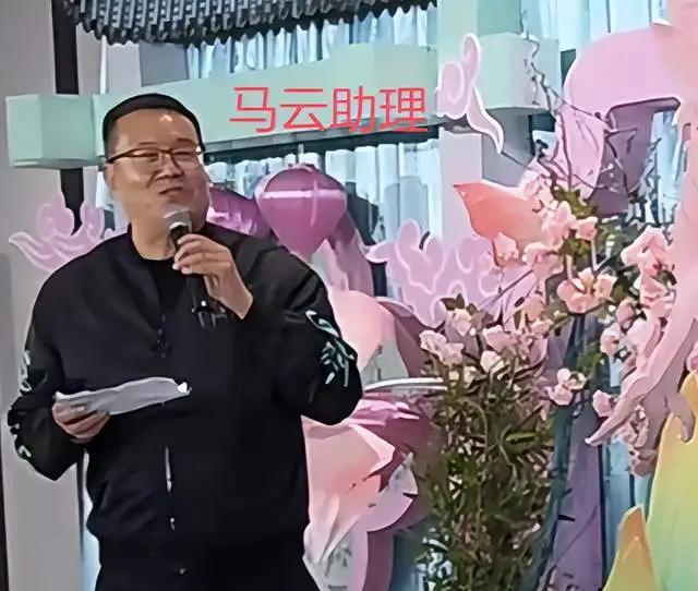 张纪中女儿满月宴直播带货，杜星霖全程黑脸，餐厅地址被扒太离谱