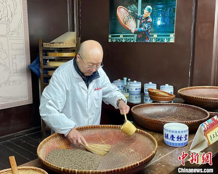 4月24日，胡庆余堂中药博物馆，非遗大师展示传统中药炮制技艺。张斌 摄