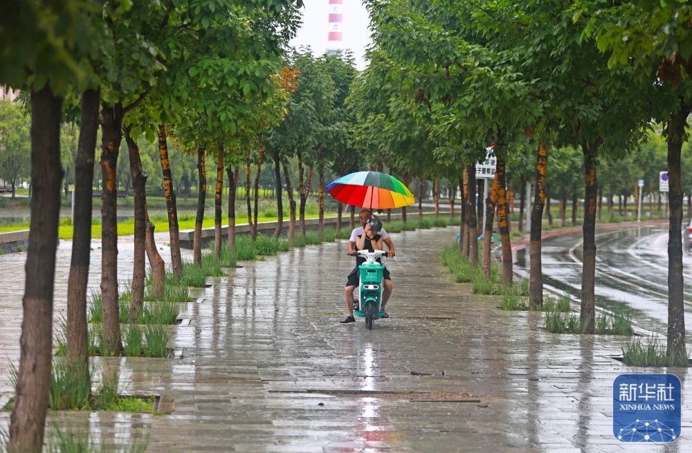 7月28日，在辽宁省沈阳市和平区，市民在雨中出行。新华社记者 杨青 摄