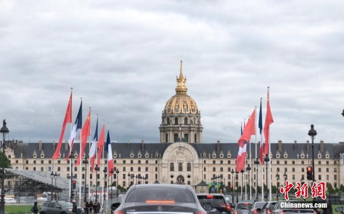 当地时间5月4日，法国巴黎街道挂起中法两国国旗。 中新社记者 盛佳鹏 摄