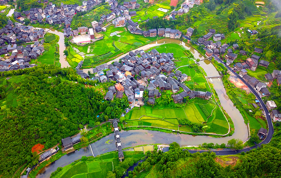 三江侗族自治县林溪镇平岩村，程阳风雨桥连接林溪河两岸。