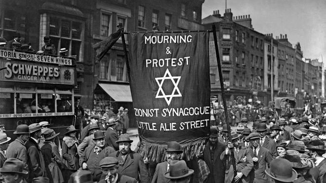1919年，伦敦东区白教堂的犹太男子举行游行，抗议波兰屠杀犹太人