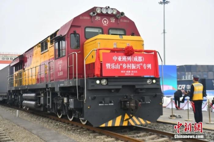 2024年2月6日,一辆装载55个集装箱的茶叶专列驶出四川成都国际铁路港。中新社记者 张浪 摄