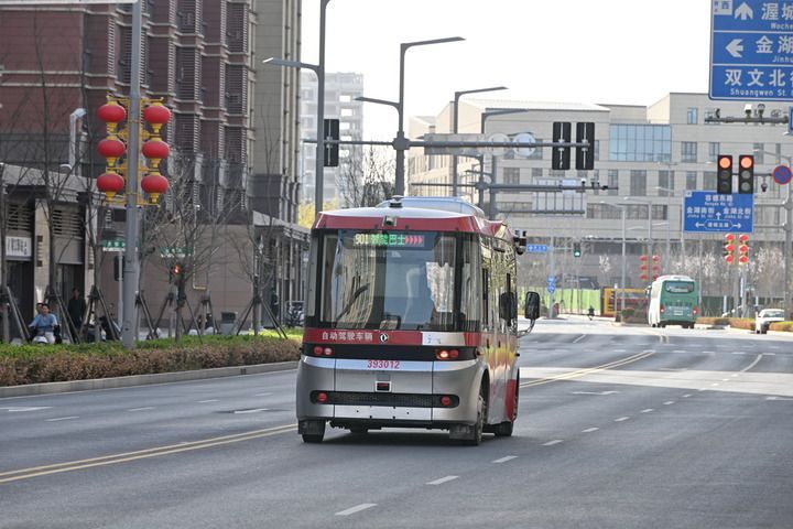3月29日，智能网联巴士在雄安新区容东片区道路上行驶。新华社记者牟宇 摄