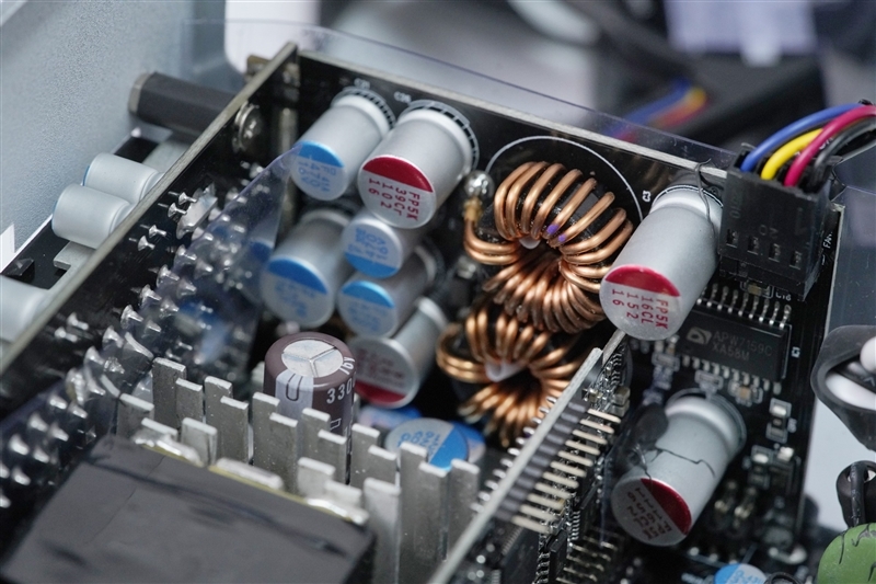 鑫谷电源翻身之作!昆仑九重KE-1300P评测:噪音极低 12V输出电压稳得没治了