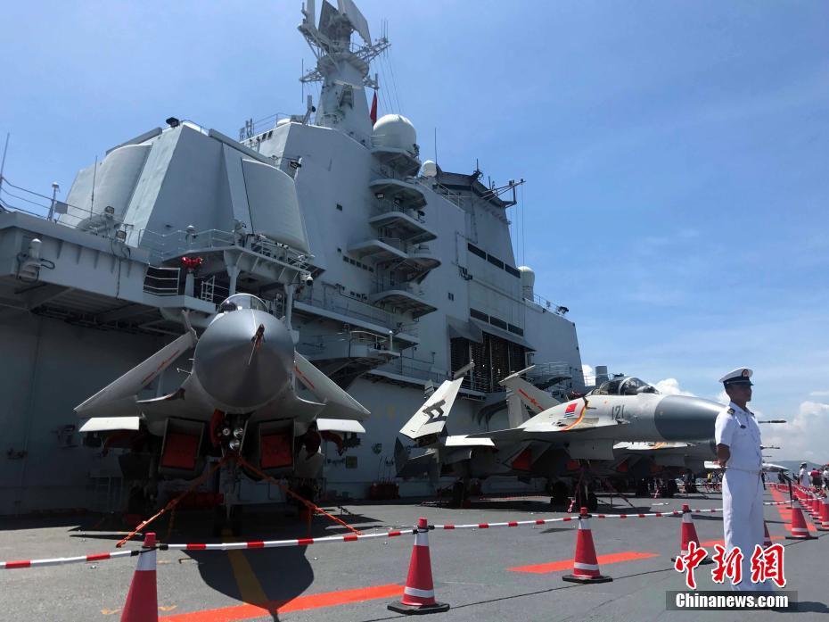 资料图:中国首艘航母辽宁舰开放予香港市民参观. 中新社记者 邢一 摄