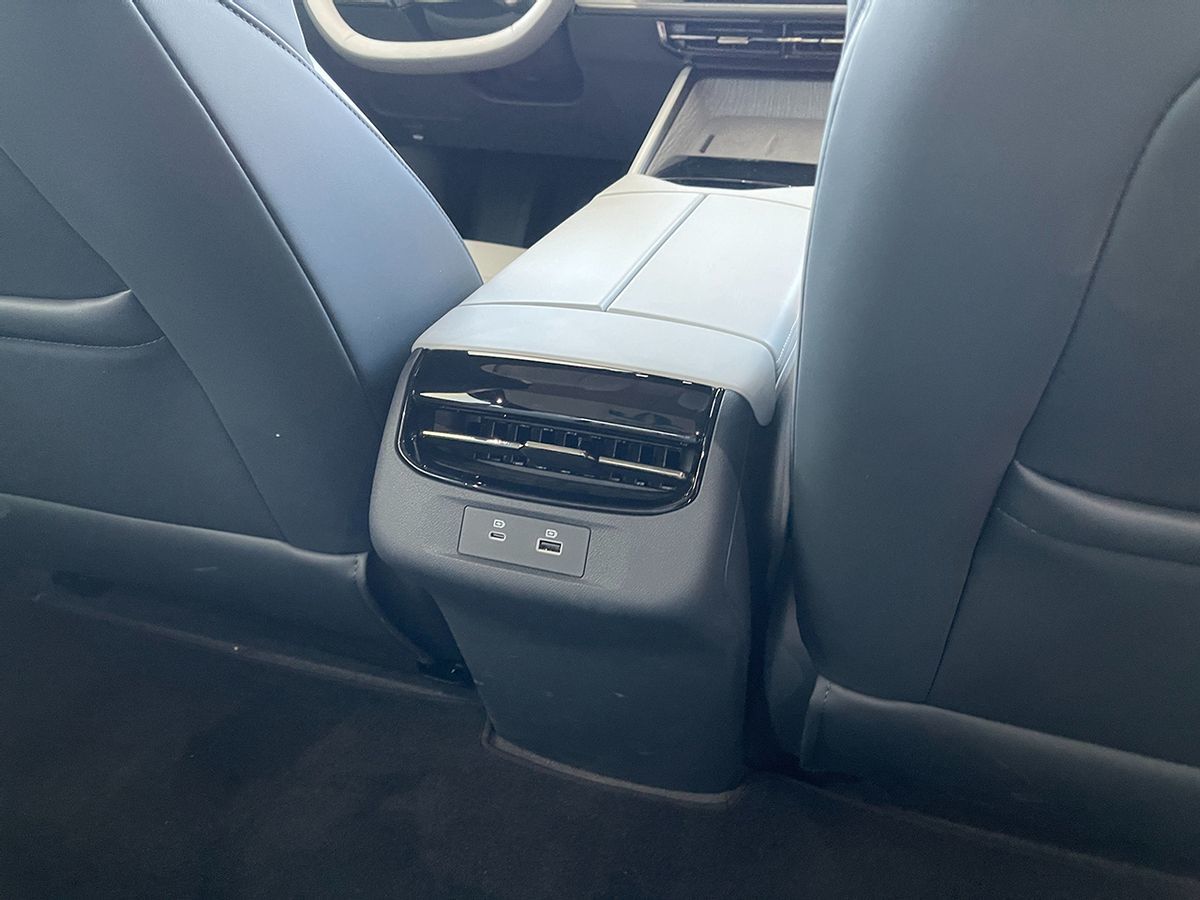 这位也叫007,增程纯电双修,探店东风奕派eπ007