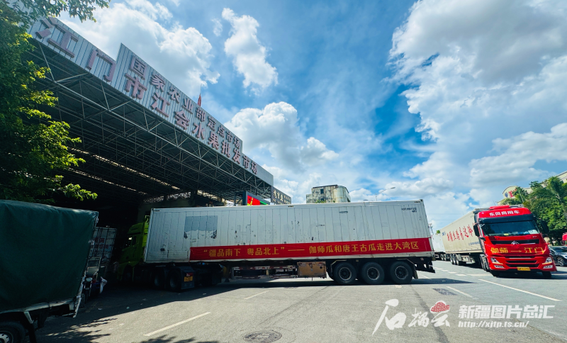 7月13日，载着300吨伽师瓜、唐王古瓜的货车缓缓驶入广东省江门市江会水果批发市场。广东省对口支援新疆工作前方指挥部供图