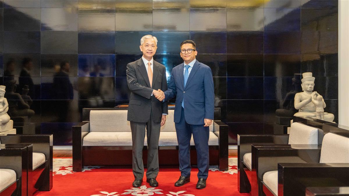 担任外交部新闻发言人近四年后，汪文斌赴任驻柬埔寨大使_凤凰网