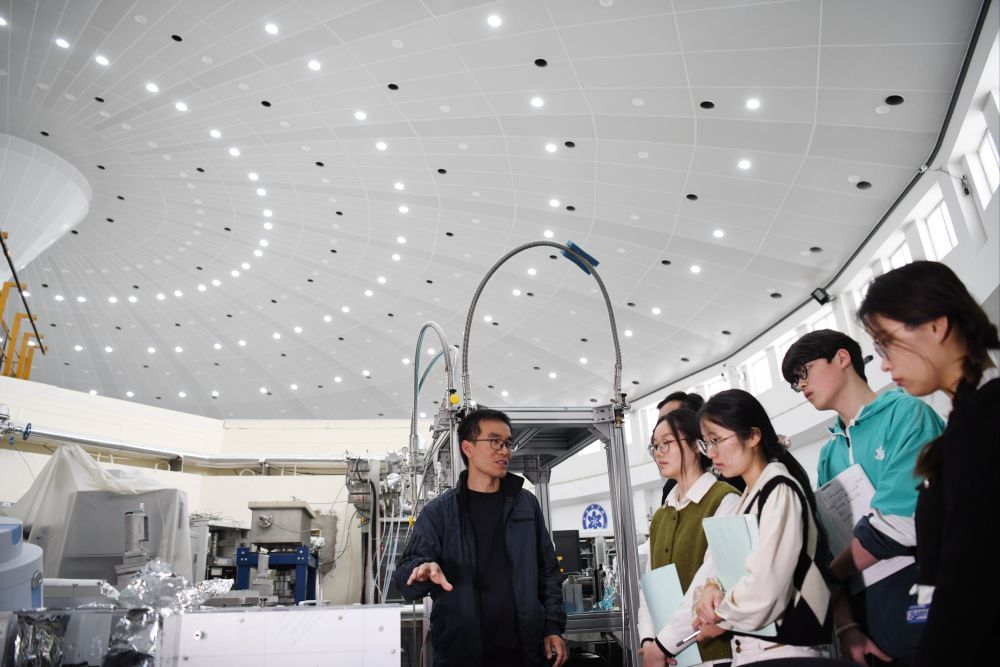 在中国科学技术大学国家同步辐射实验室，安徽省先进功能高分子薄膜工程实验室团队成员崔昆朋教授（左一）同学生交流（2024年4月6日摄）。新华社记者 张端 摄