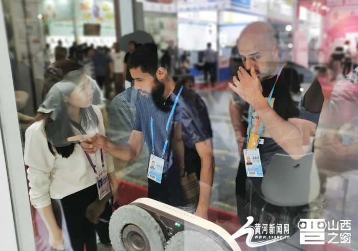 图为境外采购商在家用电器展厅内的“SATUO”展厅了解产品。