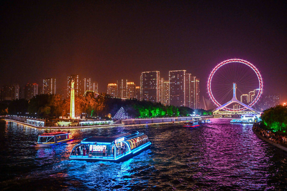 游客乘坐海河游船游览天津夜景。新华社记者 孙凡越 摄