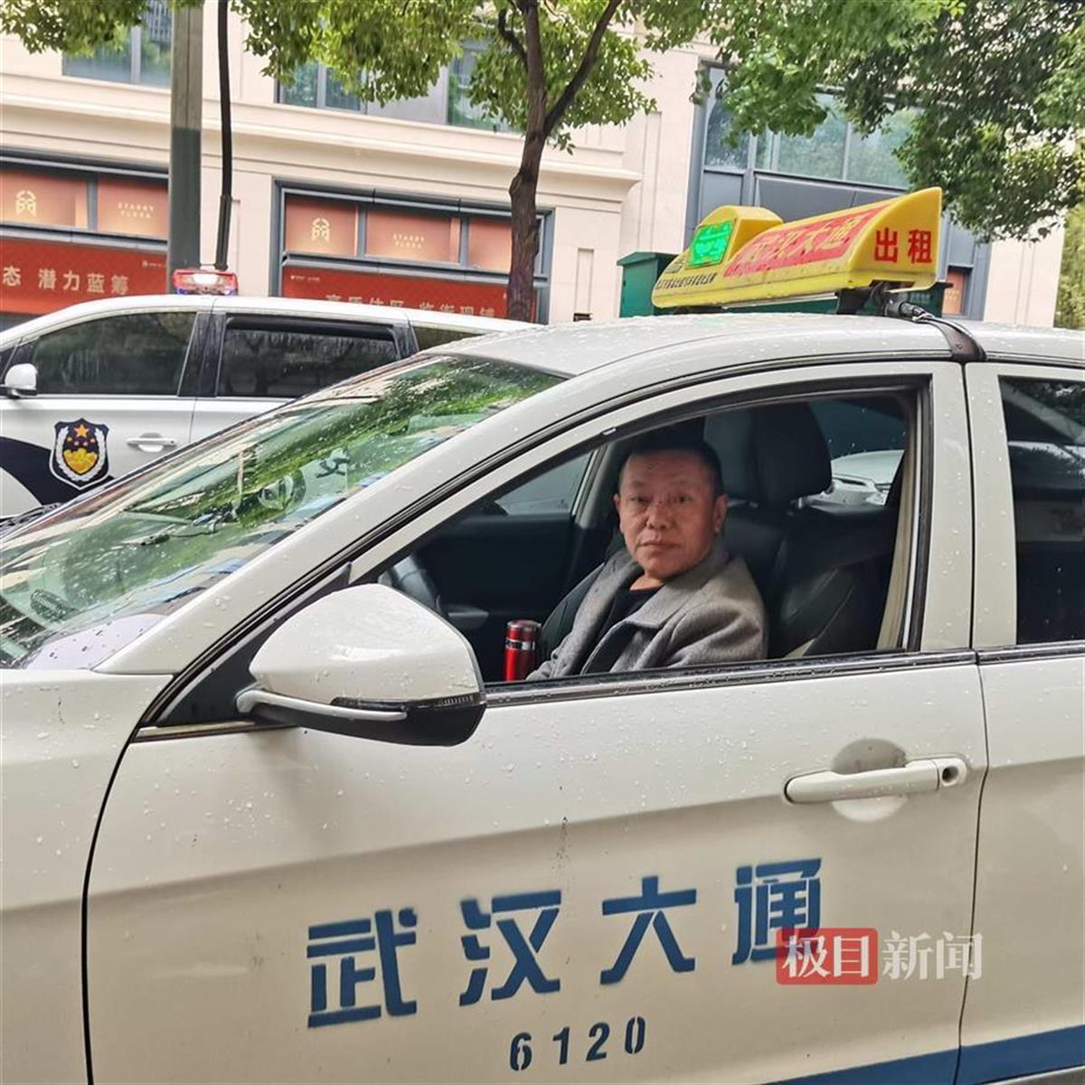 “能开快点吗？我杀人了”，犯罪嫌疑人欲跨城逃跑，的哥机智拖住