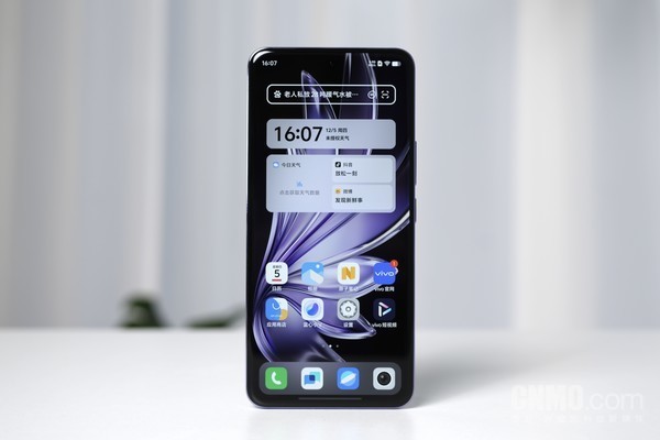 vivo S20 Pro采用6.67英寸1.5K直屏