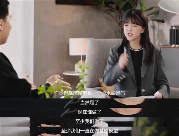 久违的李念念 刚碰面就丢王炸