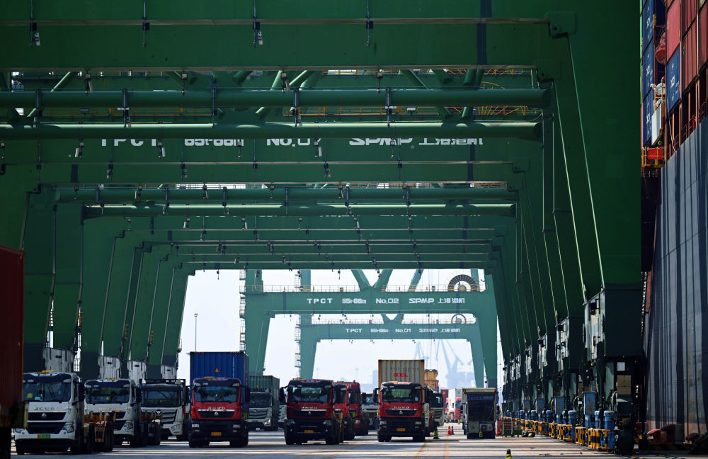 5月29日,卡车在天津港太平洋国际集装箱码头运输集装箱.新华社发