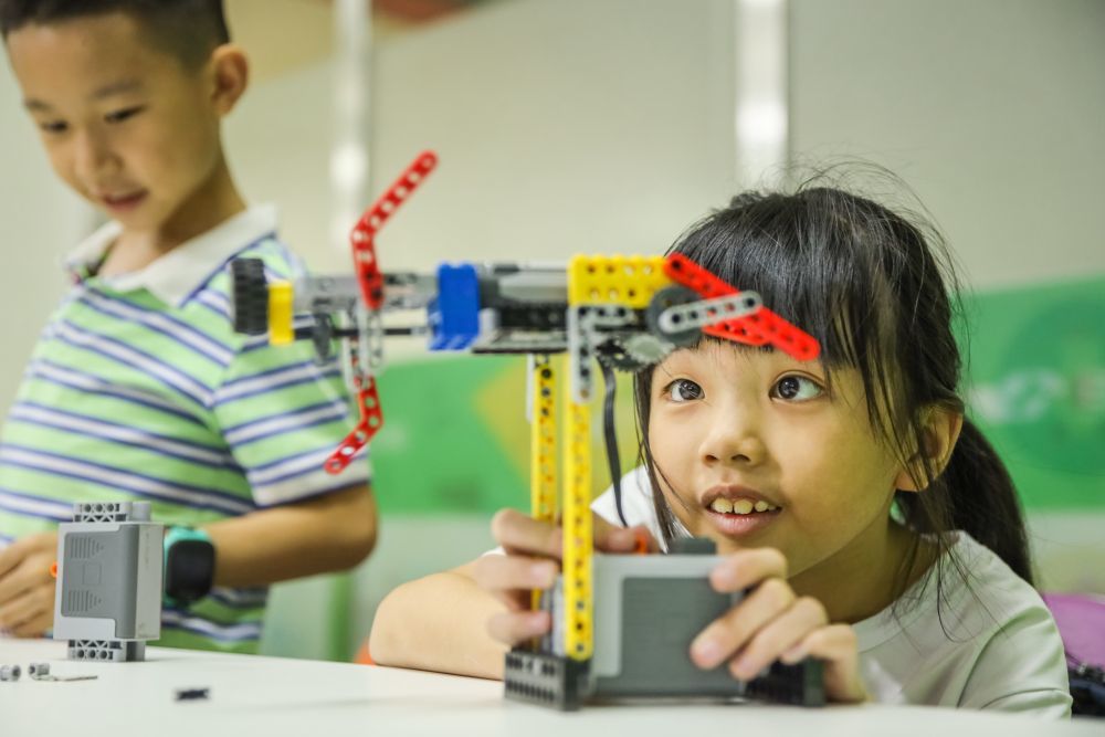 2022年8月2日,在湖南省永州市蓝山县一培训学校,孩子们在体验机器人编程。